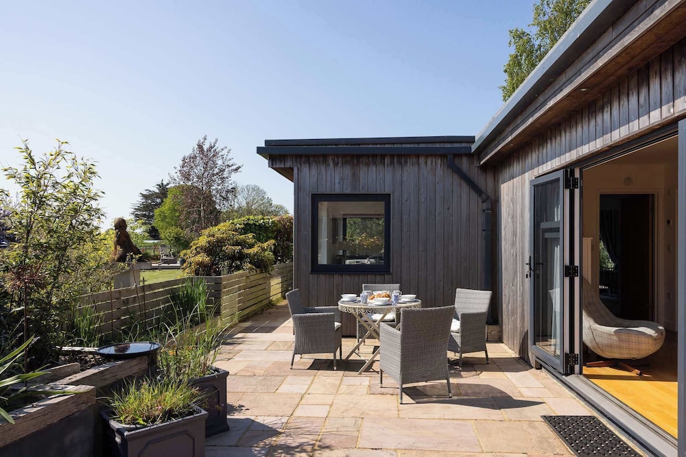 Spacious Coastal Retreat for 10 in West Wittering