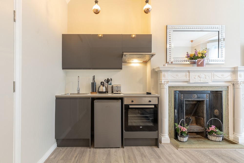 Luxurious Air Conditioned Apt High Street Kensington