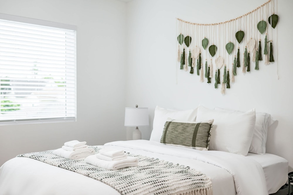 Cozy Modern Stay in Alhambra 30plus Days Welcome