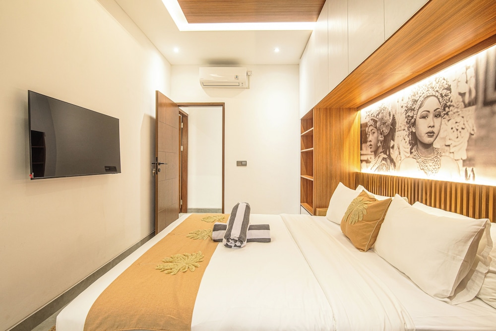 Enchanting 5BR Canggu Villa Moments to Sea