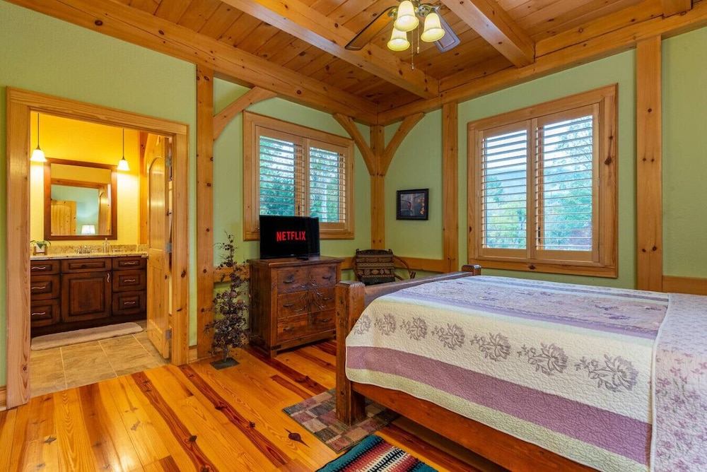 Luxe Riverfront Escape Mtn Views Pickleball Ct