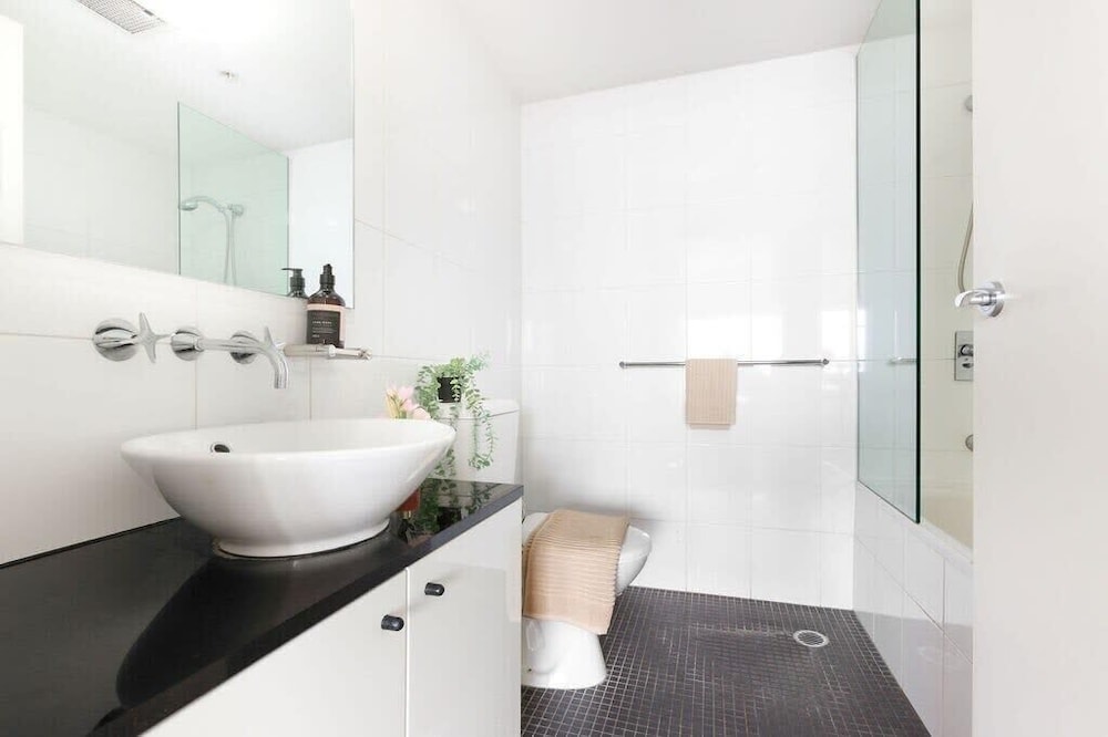 A Comfy & Spacious 2BR Apt Harbour View