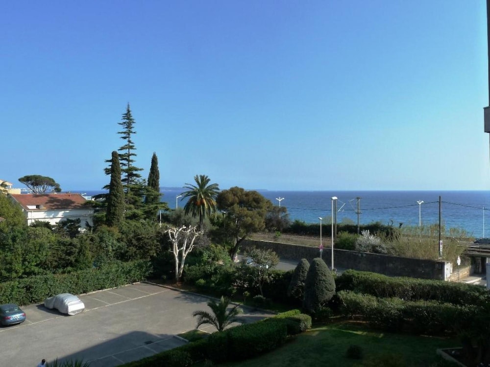Two Bedroom Apartment Near the Beach in Cannes Terrace and Aircon - 814