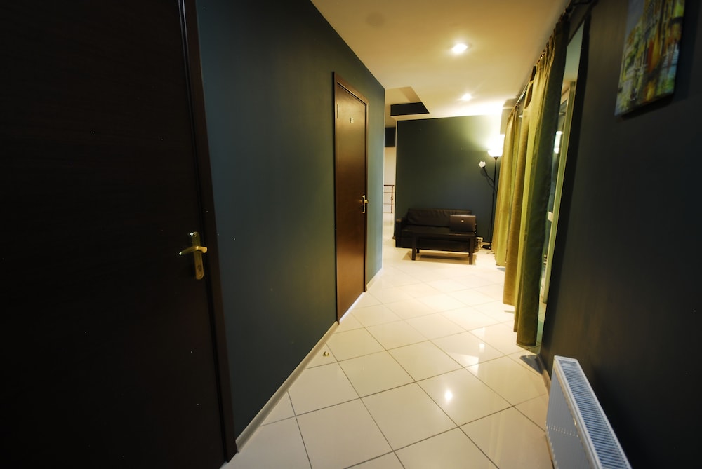 Landmark City Hotel - Hostel