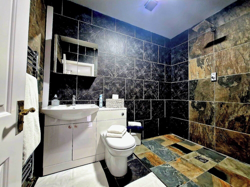 Seaside Escape - Sleeps 4 - Pets Ok - Free Parking