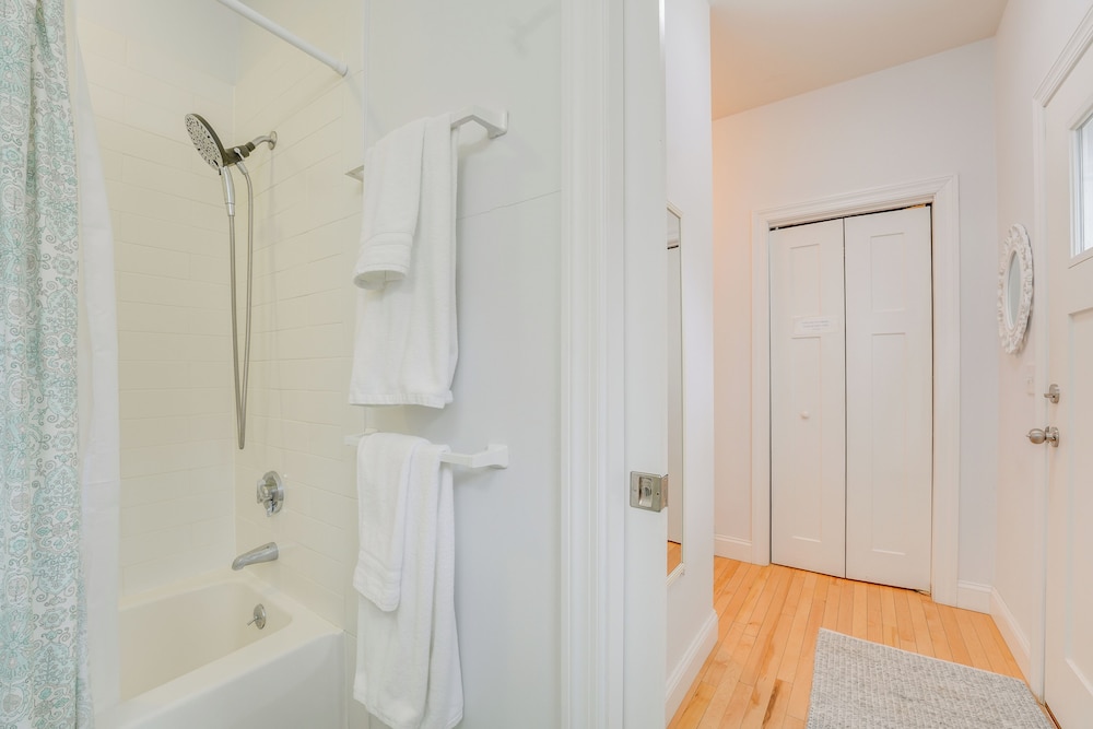 Near Portland trails: Walkable Apartment w/ Deck
