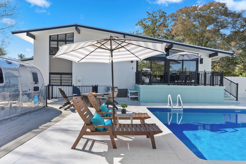30A Florida Flashback by Avantstay Private Pool, Golf Cart, 3 Mins to Beach!