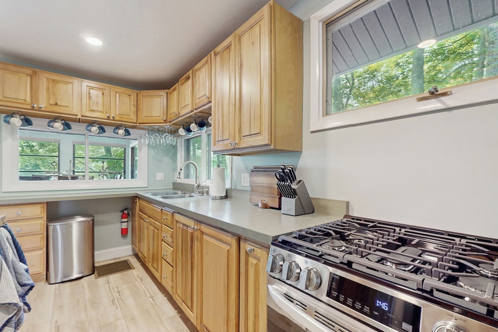 2 BR Lakefront House w/ Hot Tub in ADK Park