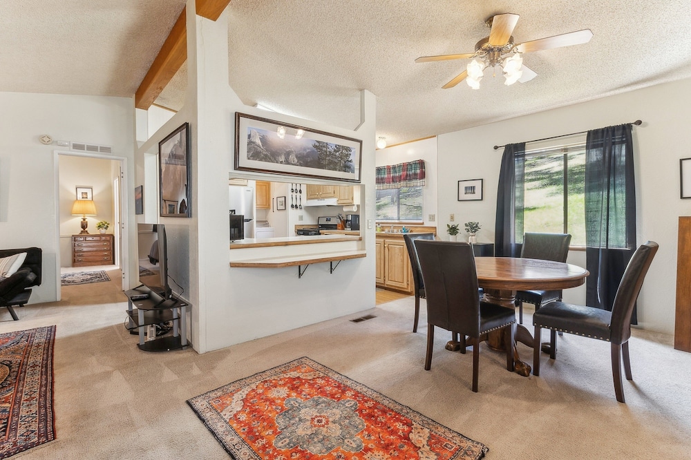 Lincoln Lodge 2 Bedroom Cabin by Yosemite Region Resorts