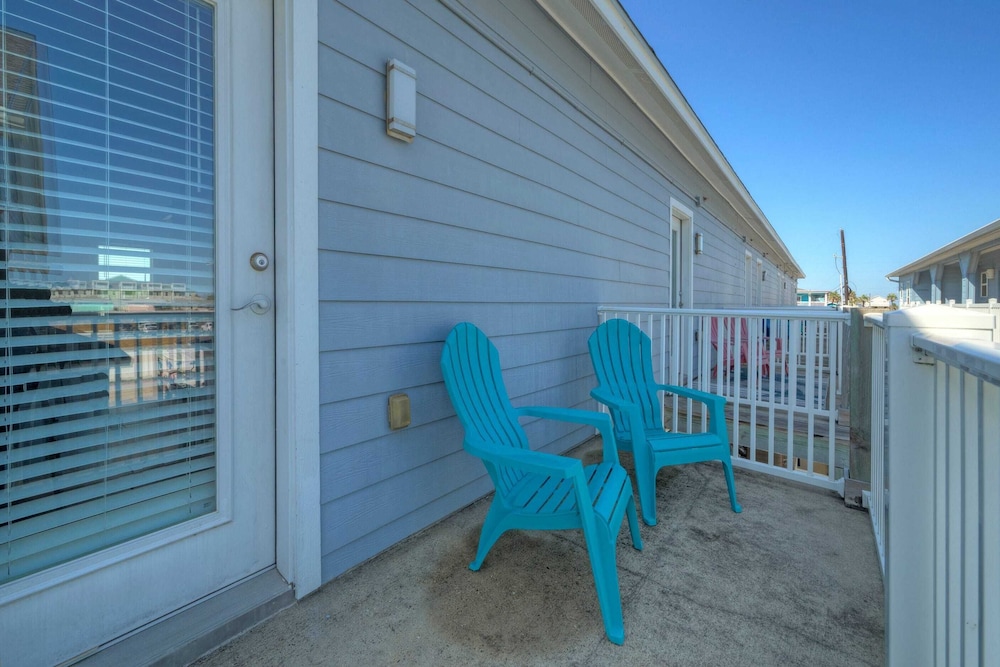 Minutes to the Beach w/ Pool, Sleeps 8 Two Condos: Costa Bahia