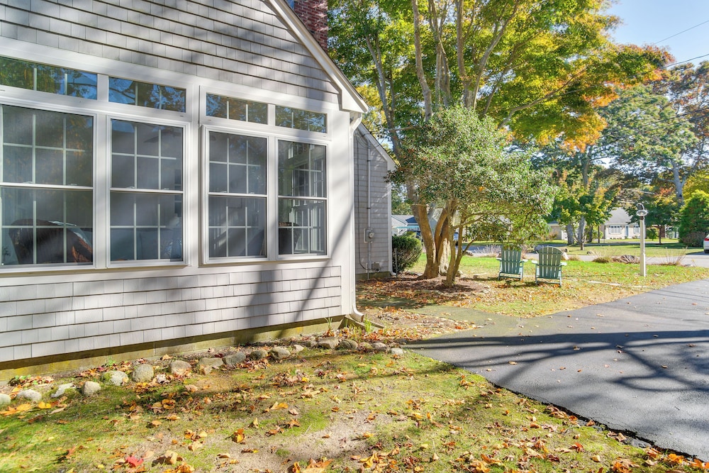 Bike to Private Beach: Cape Cod Escape w/ Sunroom