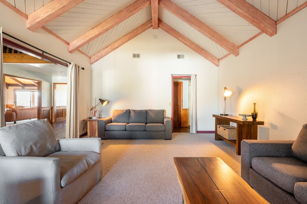 Cathedral by Avantstay Charming Secluded Estate w Sauna Pool Table Views of the Rolling Hills