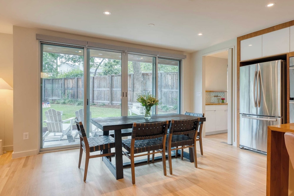 Modern Austin Home w/ Pool, Putting Green & Coffee Nook Townes Retreat by Avantstay