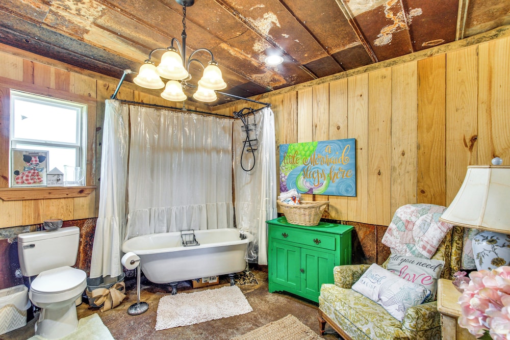 BBQ Ready: Farm-style Kinston Hideaway w/ Pool