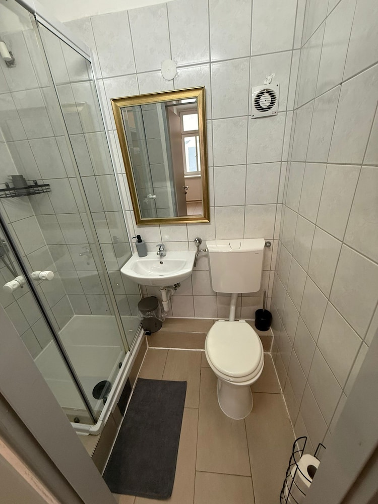 Cozy 1BR Apt with LR Vienna Location