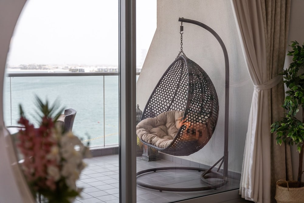 Peaceful and Airy 1-bedroom Apartment With the Palm Beach View