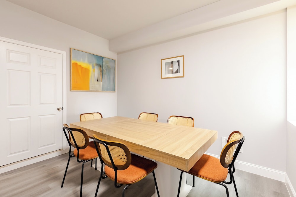 Chic & Cozy Philly Stay in City Center