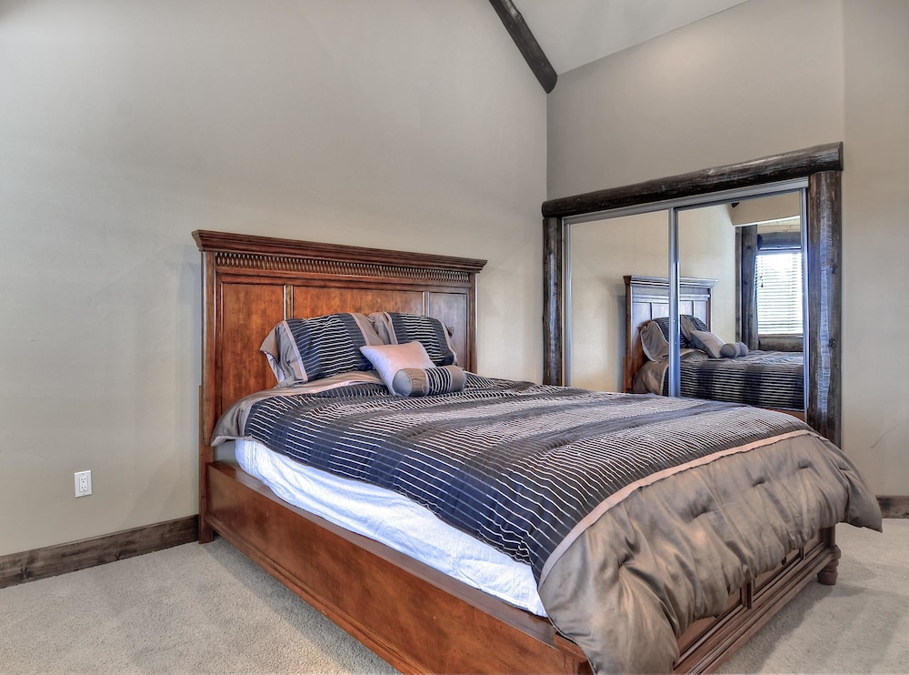 No 4 Grand 8 Bedroom Estate at Castle Glen