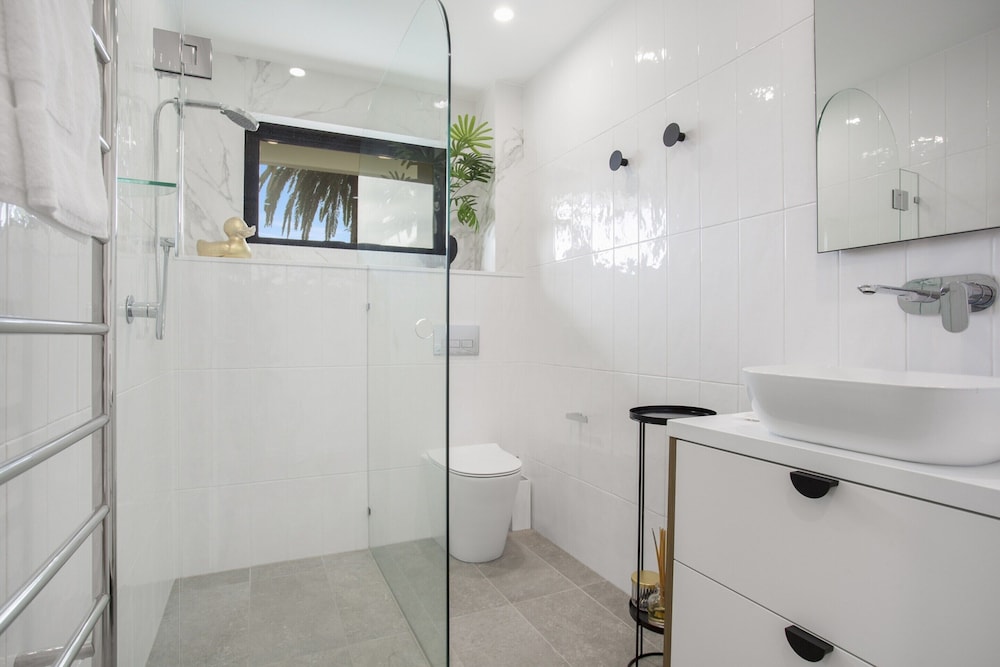 North-east Facing Modern 2-bed Apartment