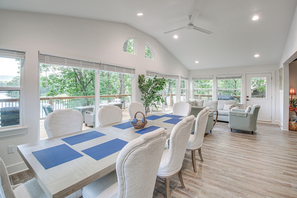 Lake Hamilton Views: Hot Springs Family Home!