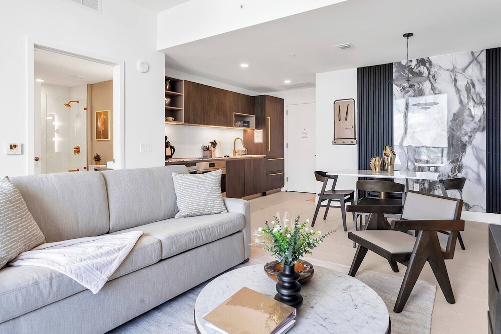 Luxury 1BR Penthouse, Bay & City Views Downtown