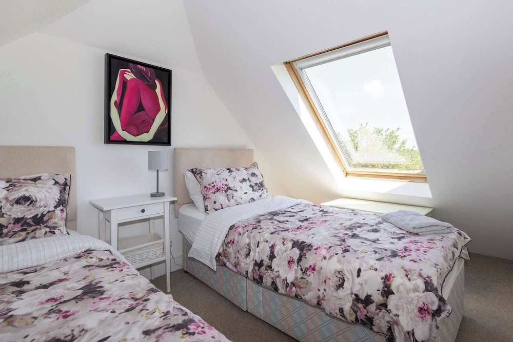 Spacious Coastal Retreat for 10 in West Wittering
