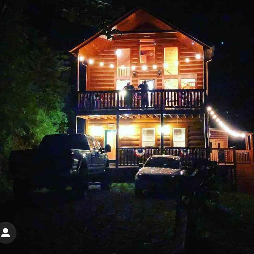 Beautiful Cabin w hot tub Sauna Pool Table