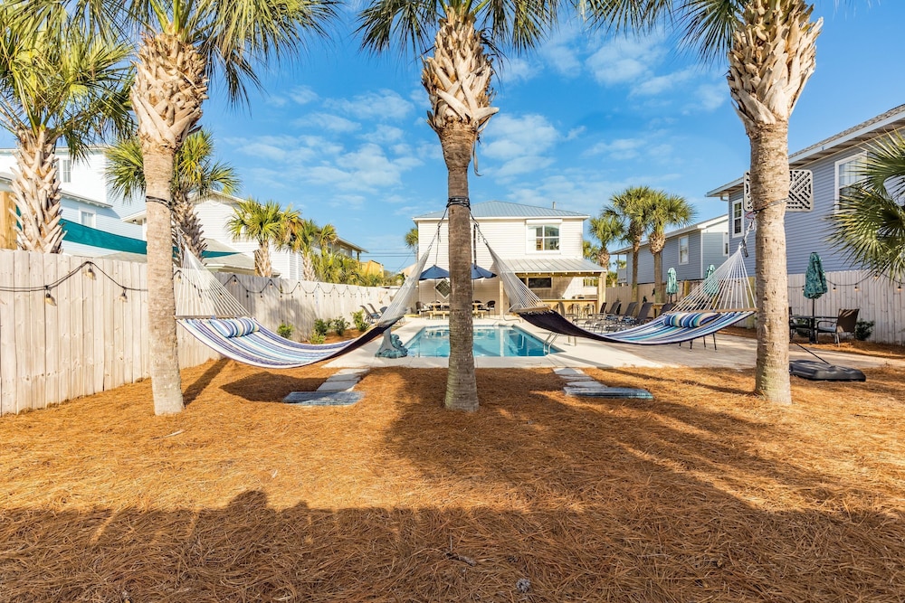 Destin Dolphin by Avantstay 2 Mins Walk To Beach w Pool Large Outdoor Entertaining Area