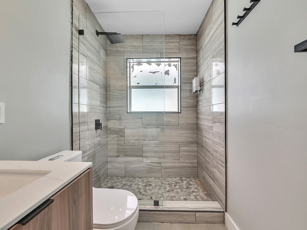 Modern Apt Near Beach Views & Wi-fi