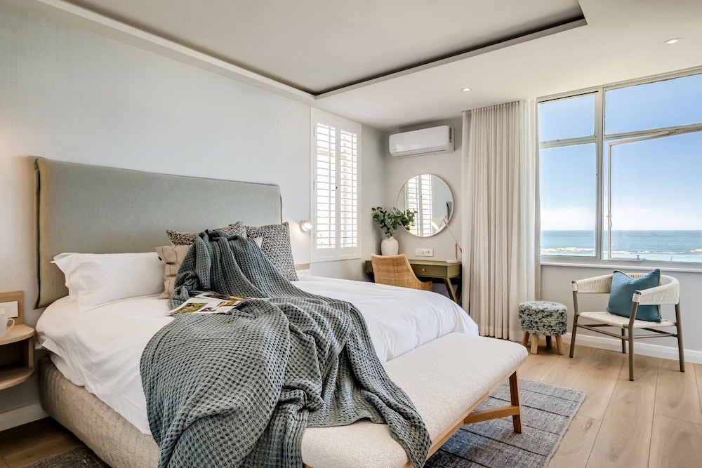 Apartment w Sea Views by Camps Bay Beach Kyanos