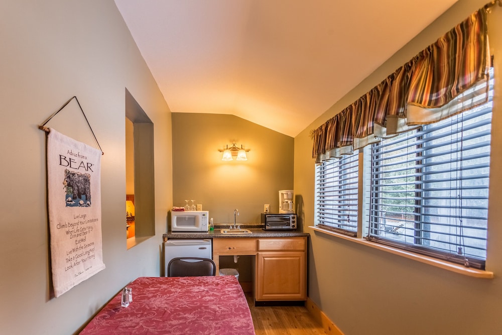 ADK Trail Inn