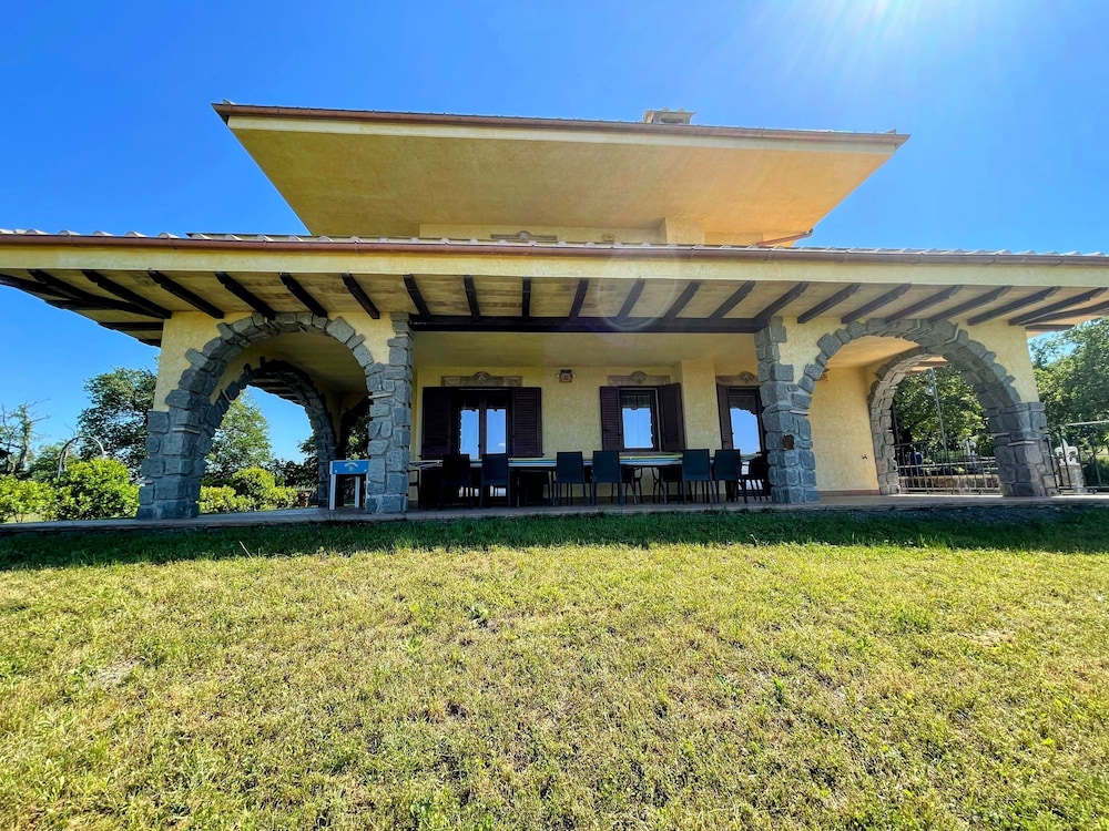 Charming Villa in Umbria - Sleeps 16 - Lake View - Pool, Jacuzzi and Events Room