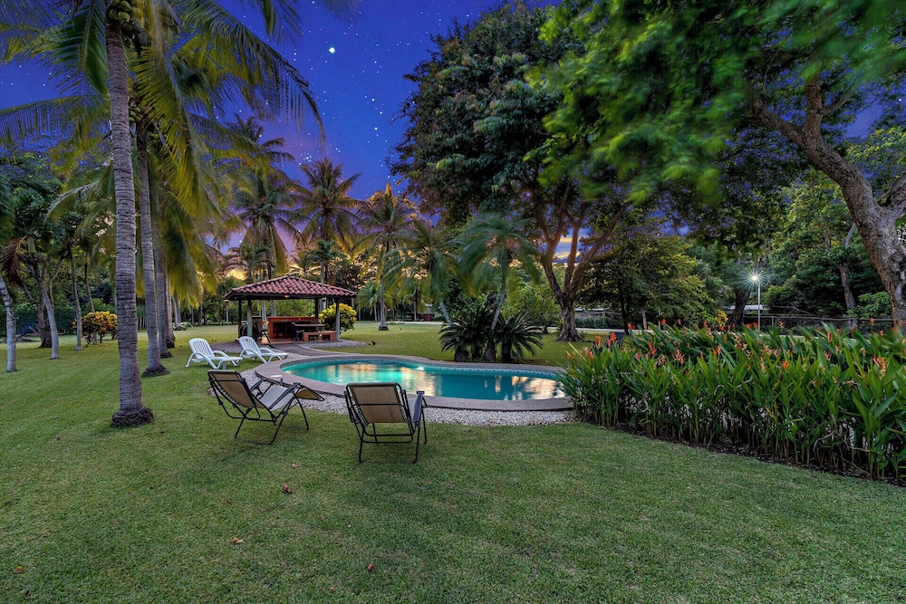 3-BD Home with Pool, Walk to Beach