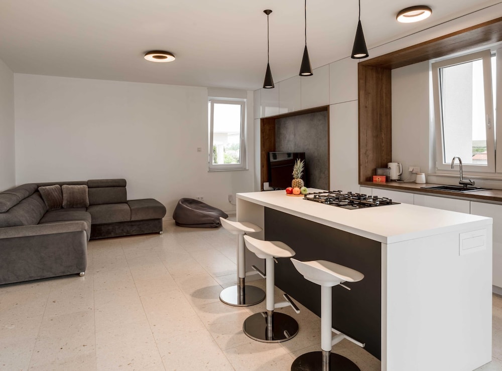 Spacious Povljana Apartment With Sea View and Terrace