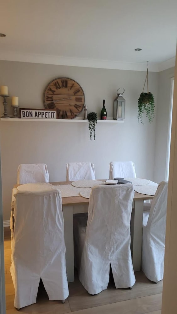 3 Bedroom, Sleeps 6, Free Parking