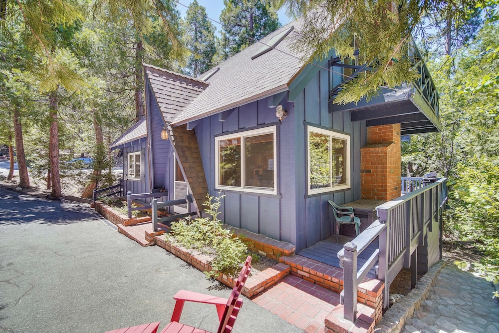 Steps to Lake Arrowhead: Cabin w/ Bbq!
