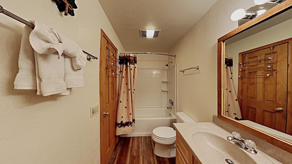 Nice 2 Bedroom Condo in Mammoth! Easy access to 3 Hot Tubs & Pool! by RedAwning view 4