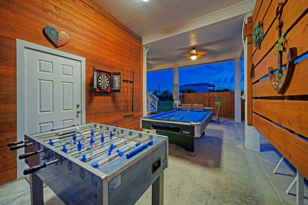 Family-friendly Beach Home Bbq, Patio & Fire Pit & Mins to Beach Bottom's Up by Avantstay