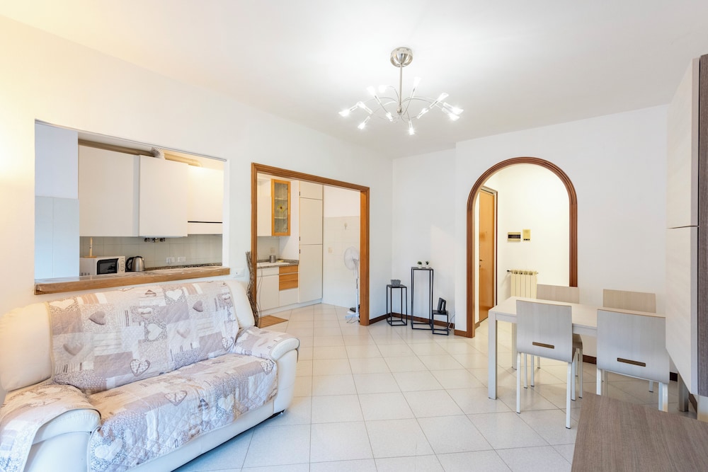 Charming 2-bed flat balcony & parking