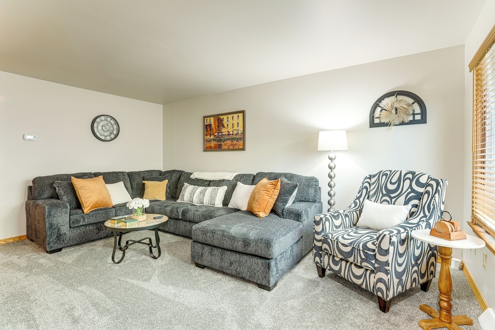 Convenient Townhome 1 Mi to Dtwn Clearfield