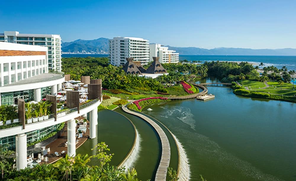 Luxury condo on the beach view 5