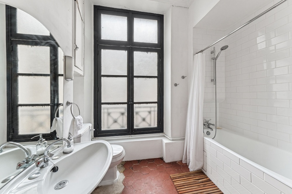 4BR Stylish Stay in the Heart of Marais