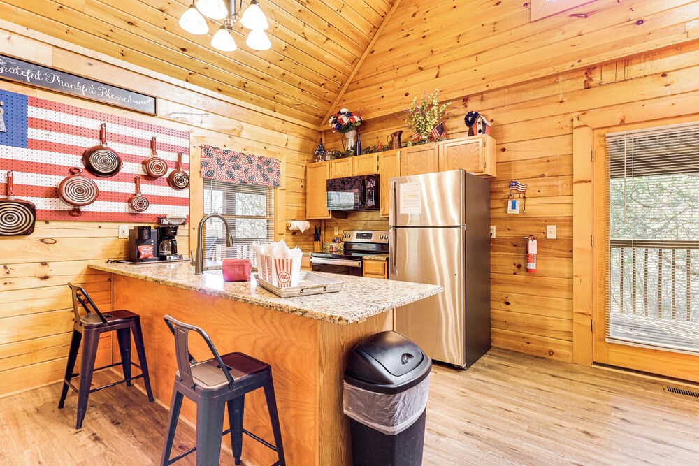 Cabin w/ Deck, Hot Tub & Douglas Lake Resort Perks