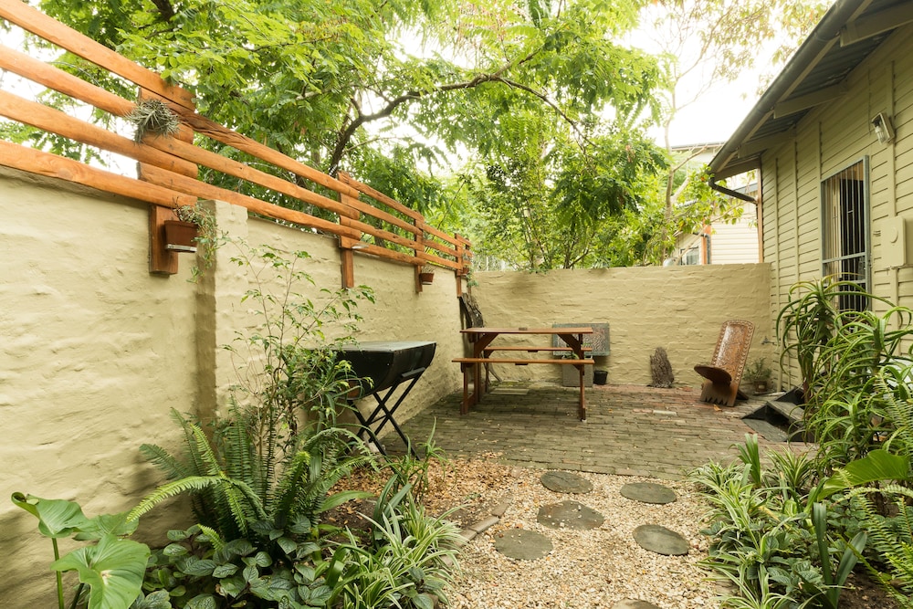 Inyathi Guest Lodge & Self Catering Chalets