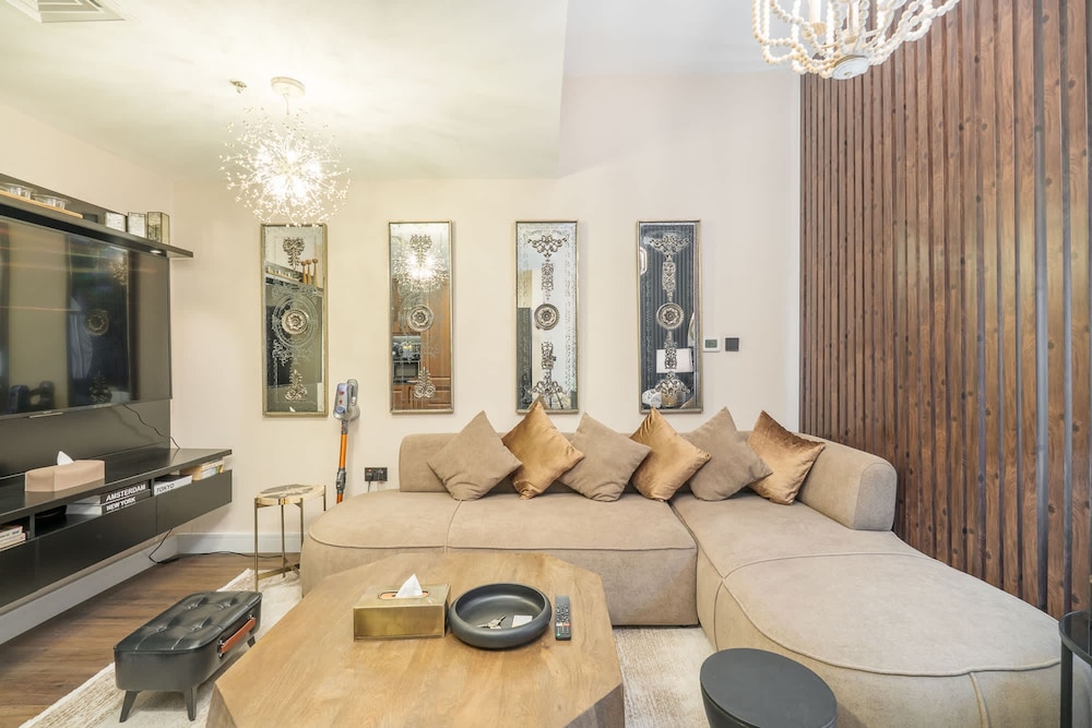 Extravagant Studio Stay for 2 in JVC