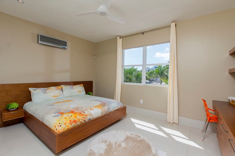 5 BR Waterfront Villa On Chalk Sound Blue Water