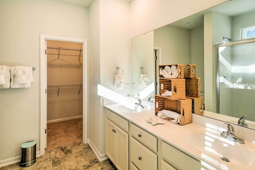 Colorful Myrtle Beach House: 2 Mi to Beaches!