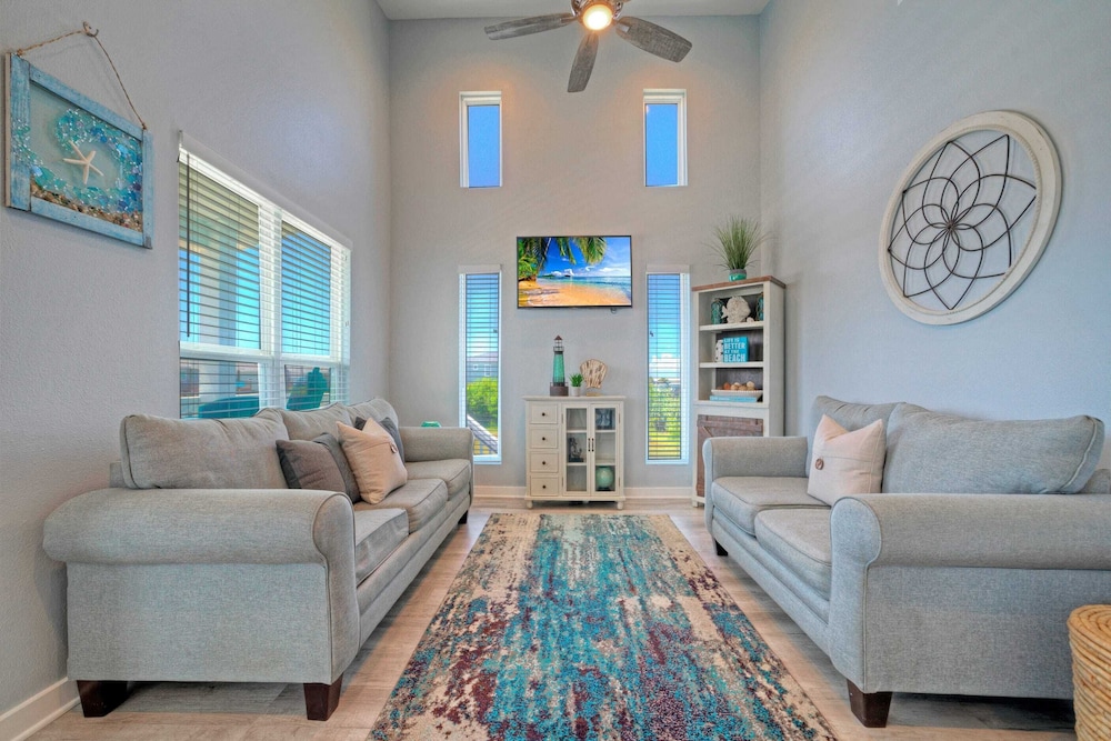 Family-friendly Beach Home Bbq, Patio & Fire Pit & Mins to Beach Bottom's Up by Avantstay
