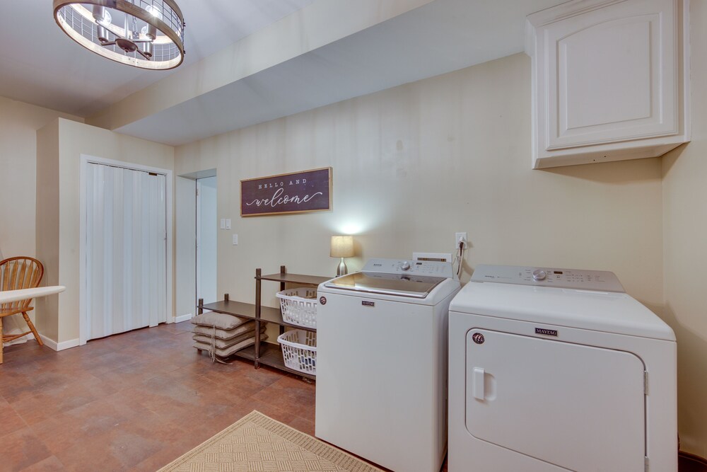 Lovely Hawkins Home w/ Patio & Hangar Garage! view 4