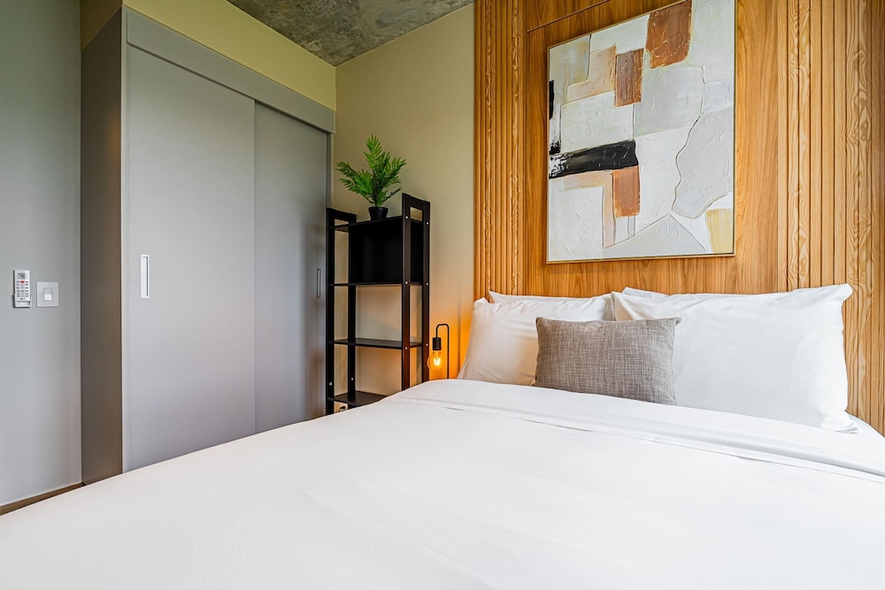 w Trendy 2BR w Balcony in the Heart of Centriqo